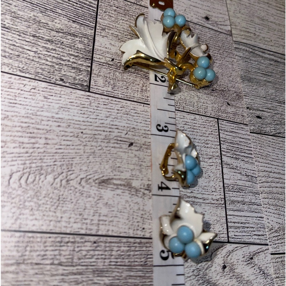 Signed Sarah Coventry Enamel gold tone w/ Light blue beads: brooch & Earrings - Picture 7 of 7